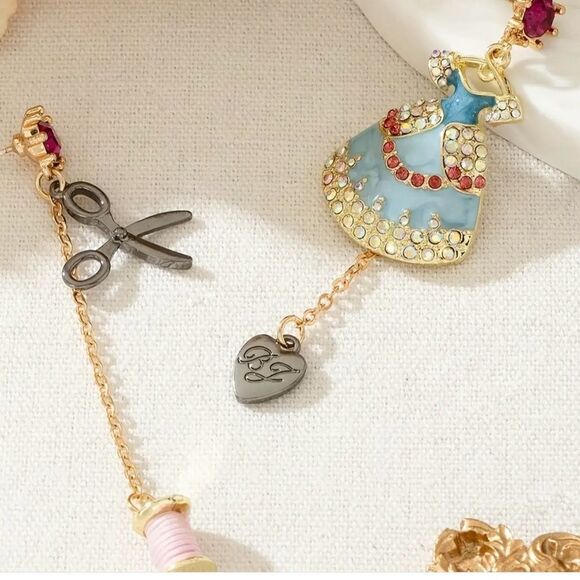 🩵 Betsey Johnson unique mismatched seamstress/dressmaker dangle earrings 🩵 - Picture 5 of 6